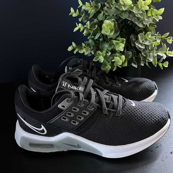 Nike - Picture 2 of 7